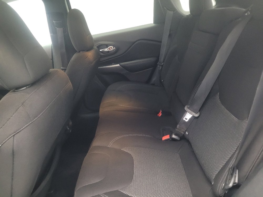 Used 2019 Jeep Cherokee Latitude w/ Popular Appearance Group FWD image 18