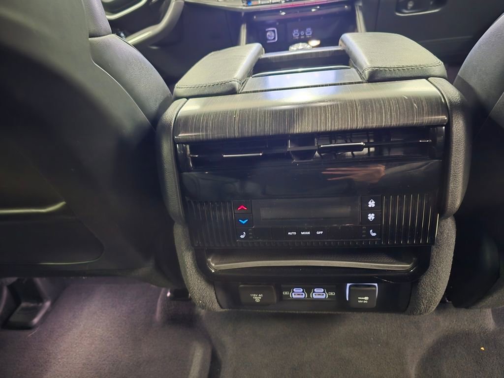 Used 2023 Jeep Wagoneer L Series III w/ Preferred Equipment Group image 39