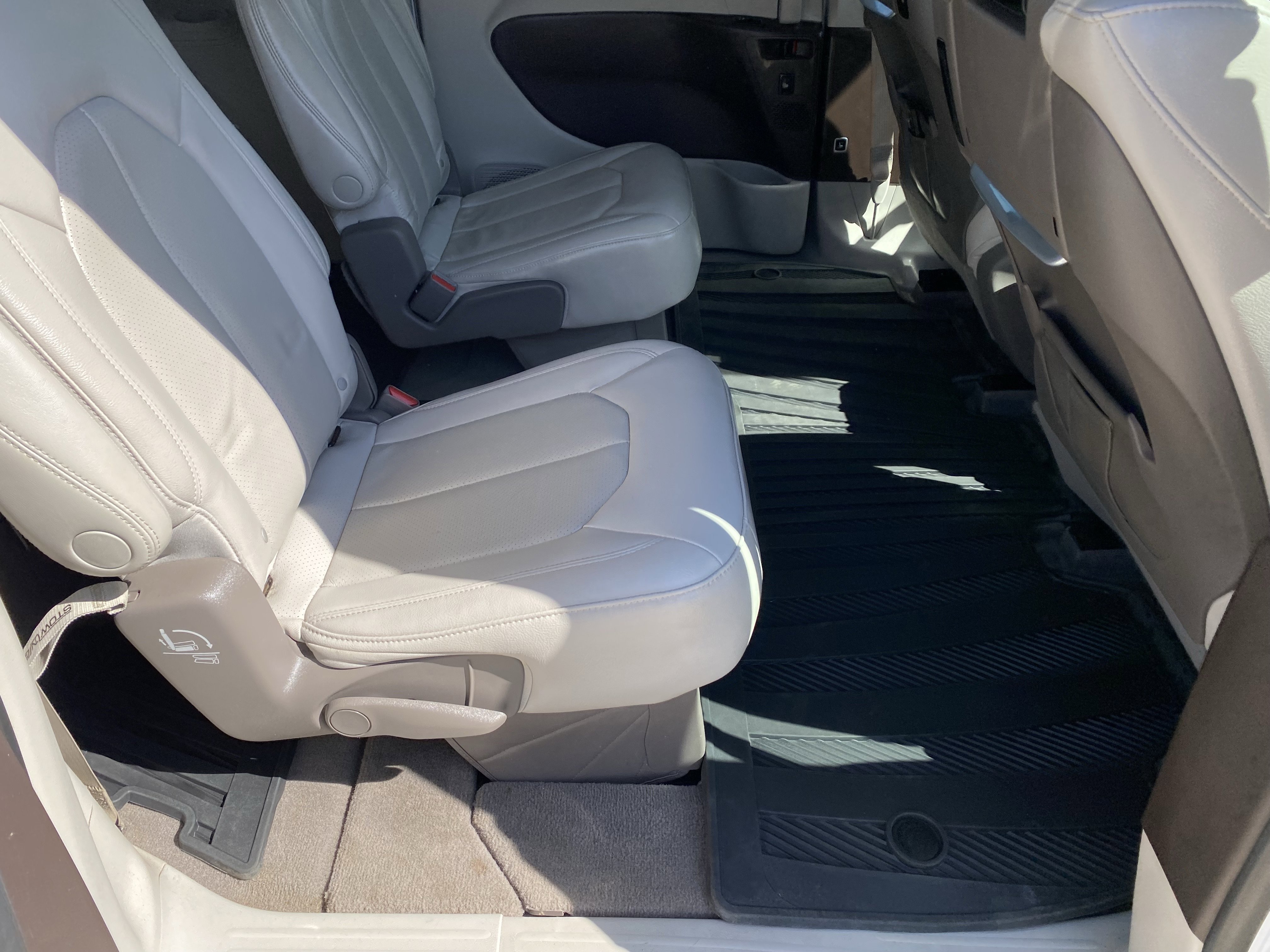 Used 2021 Chrysler Pacifica Touring-L w/ Uconnect Theater Family Group image 7