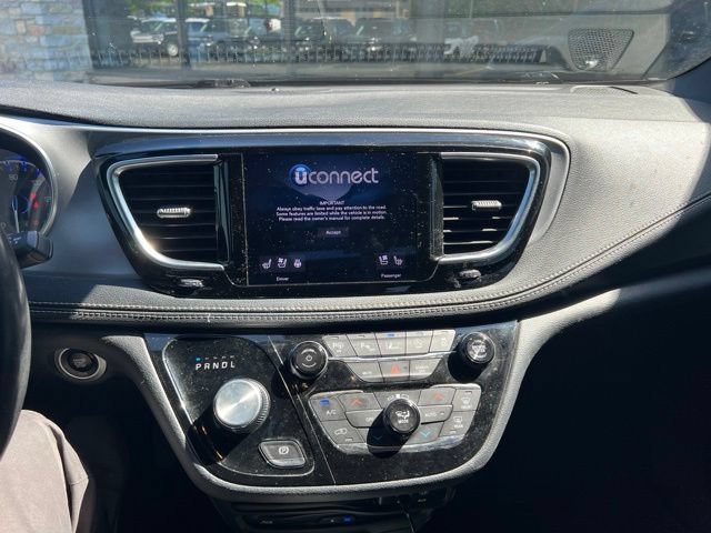Used 2019 Chrysler Pacifica Limited w/ Advanced Safetytec Group FWD image 14