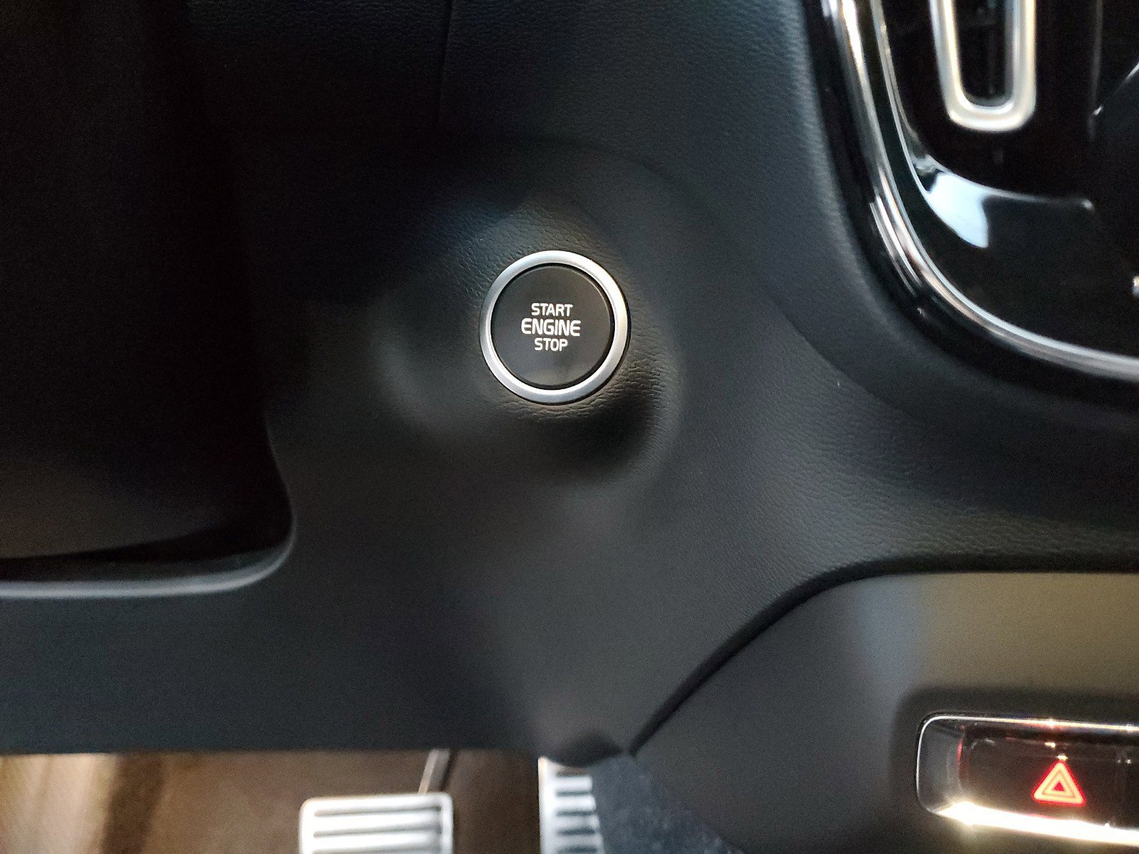 Used 2022 Volvo XC40 T5 R-Design w/ Advanced Package image 27