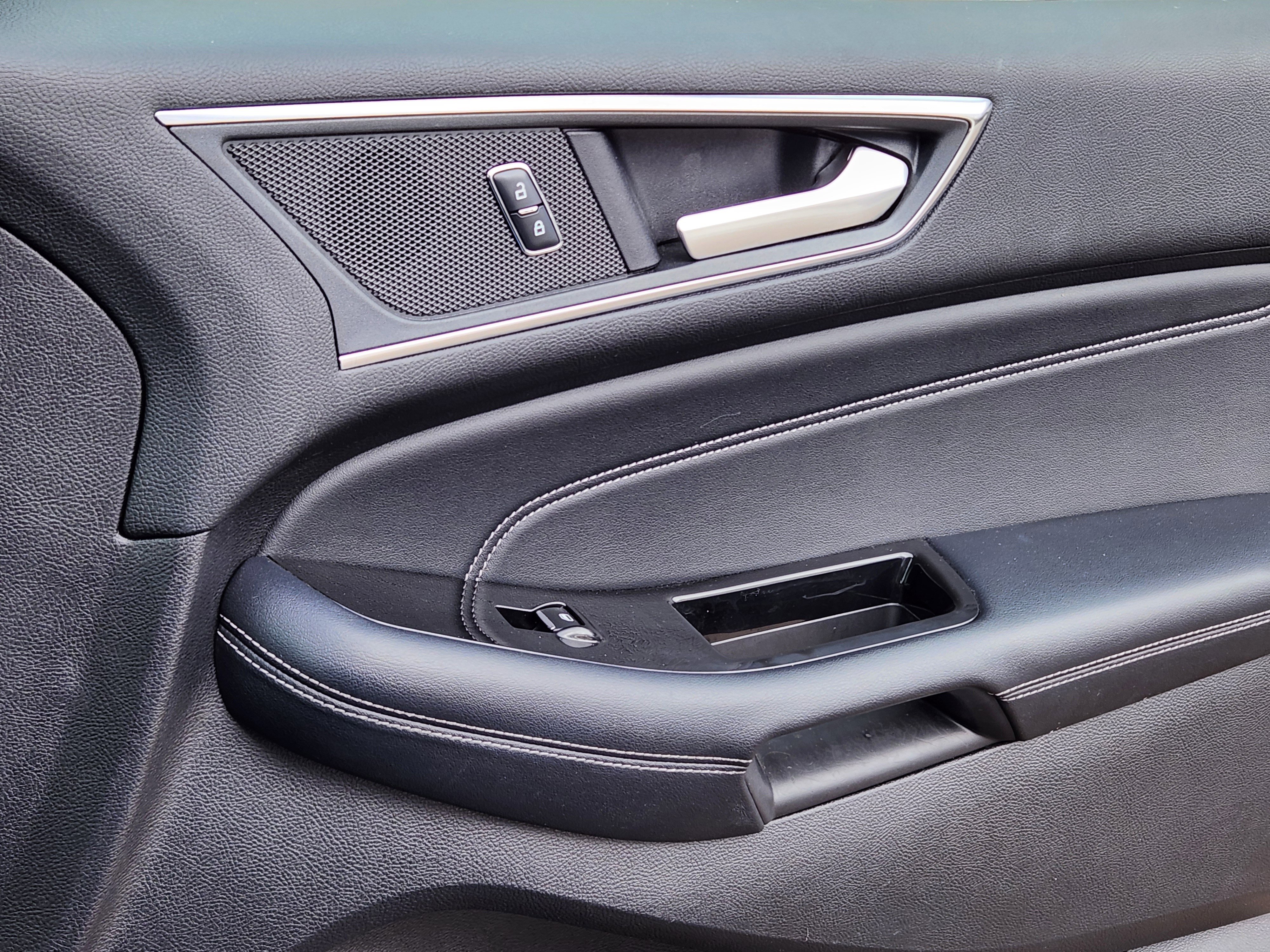 Used 2018 Ford Edge Titanium image 15