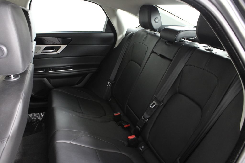 Used 2016 Jaguar XF Premium RWD image 19