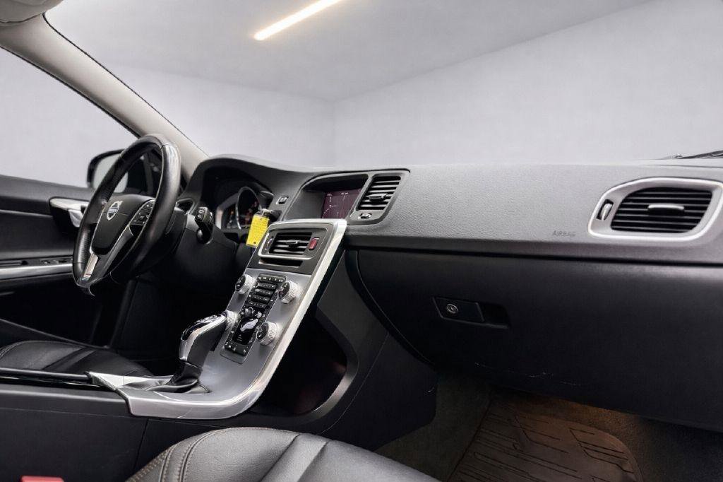 Used 2017 Volvo V60 T5 Cross Country w/ Convenience Package AWD/4WD image 39