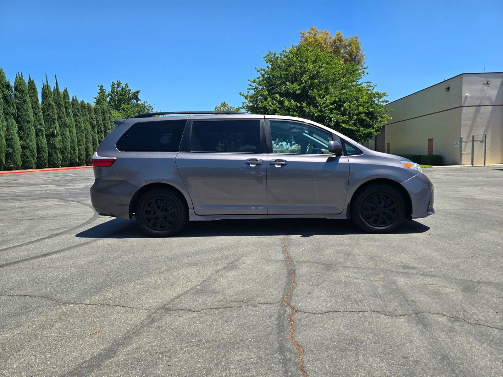 Used 2019 Toyota Sienna LE image 4