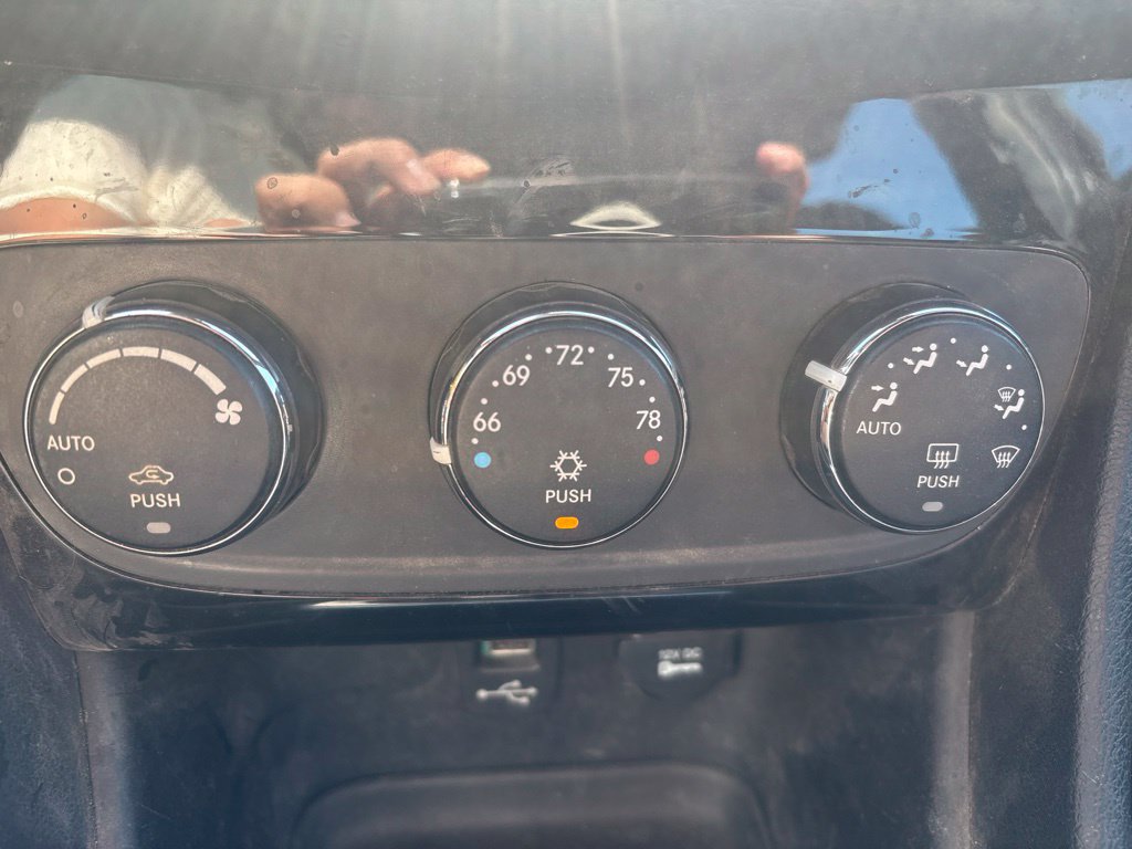 Used 2013 Chrysler 200 Limited FWD image 10