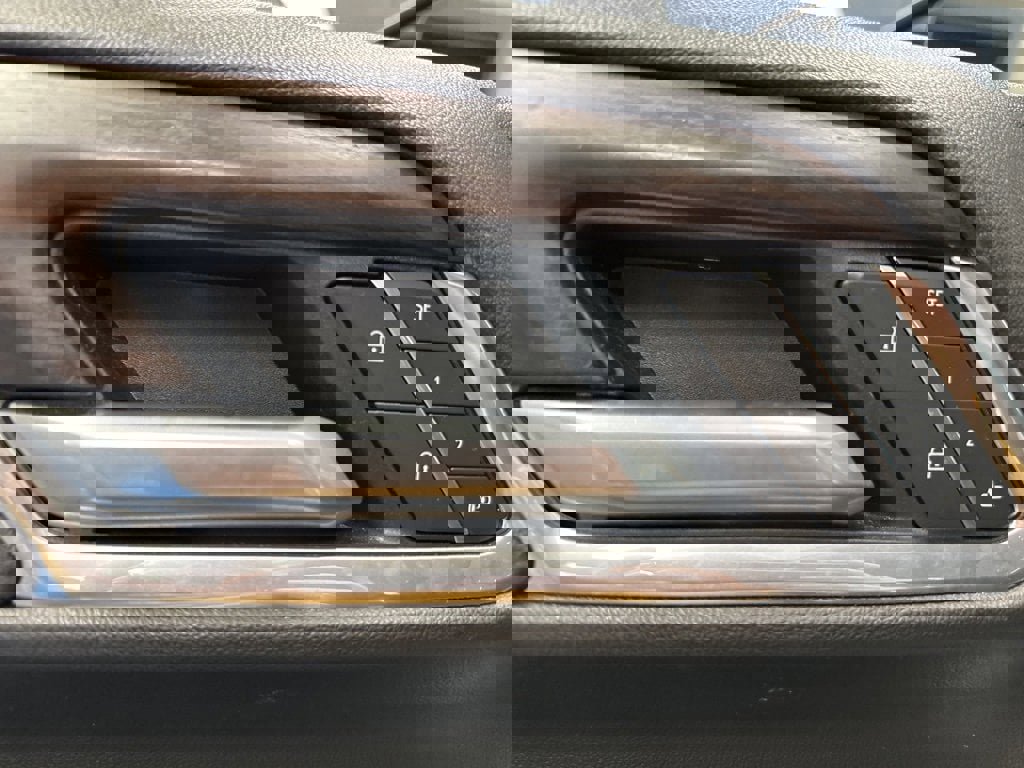 Certified 2025 GMC Sierra 1500 SLT image 23