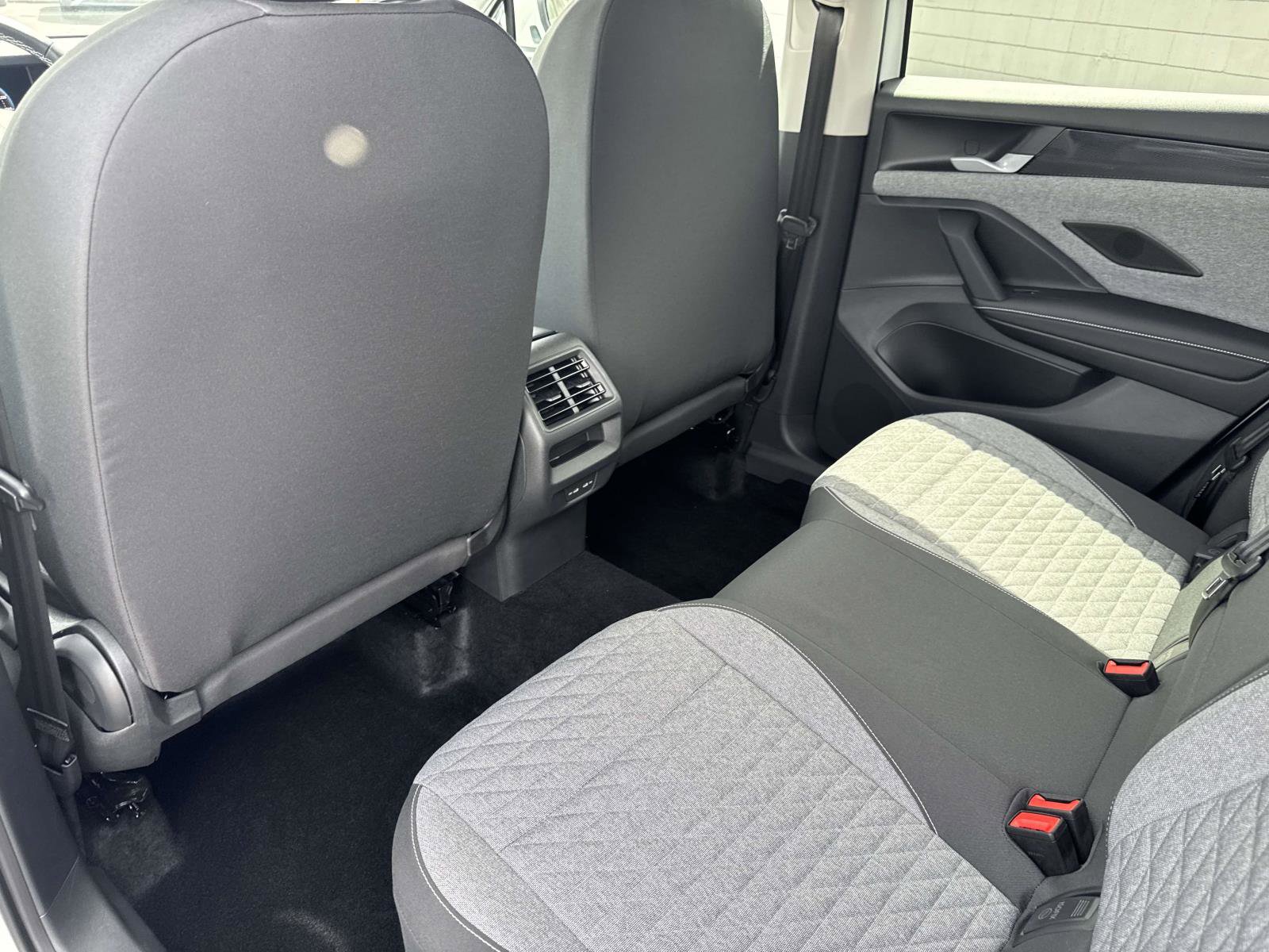 Certified 2025 Volkswagen Tiguan S image 9