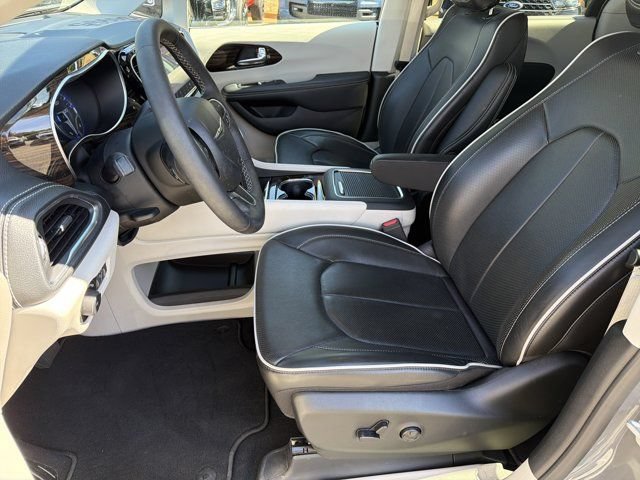 Certified 2024 Chrysler Pacifica Limited FWD image 10