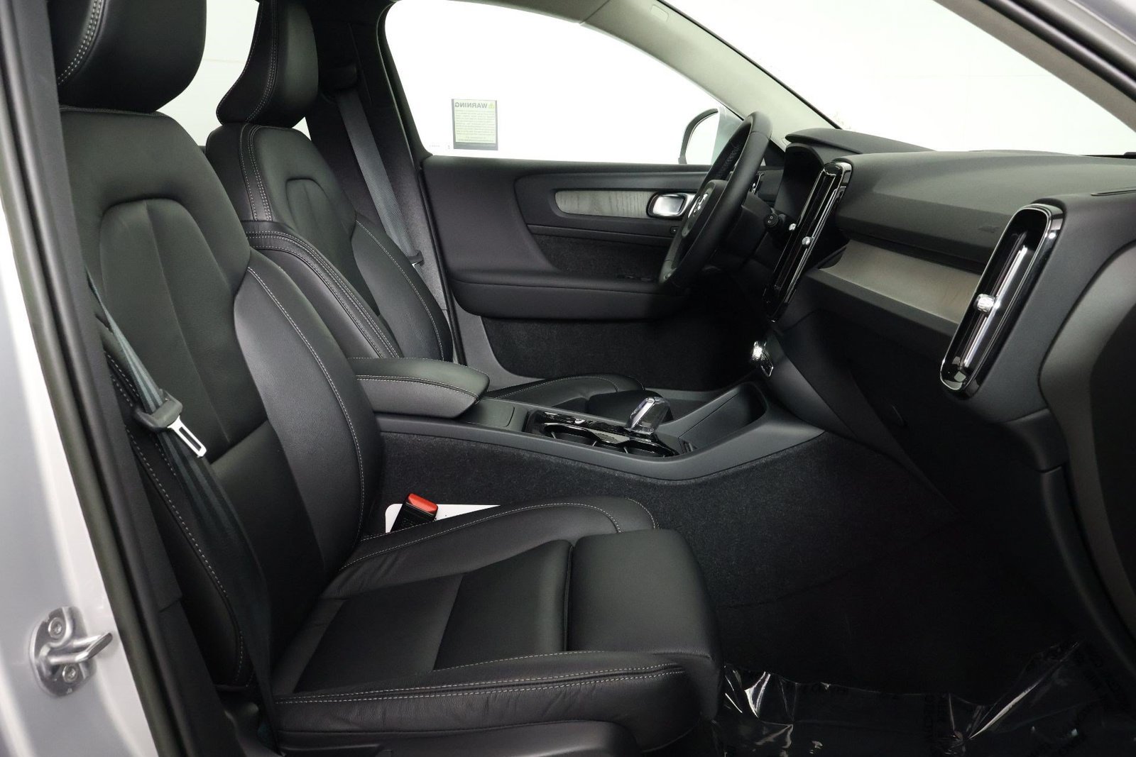 Certified 2023 Volvo XC40 B5 Ultimate w/ Protection Package Premier AWD/4WD image 29