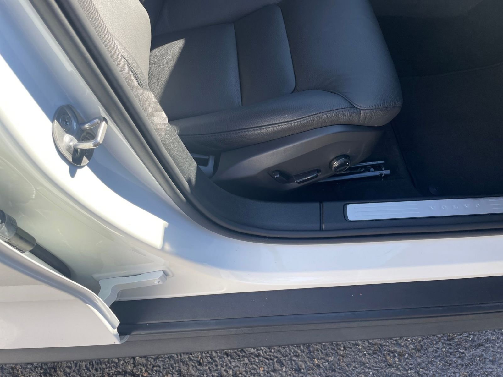 Used 2025 Volvo V60 B5 Cross Country Plus image 28