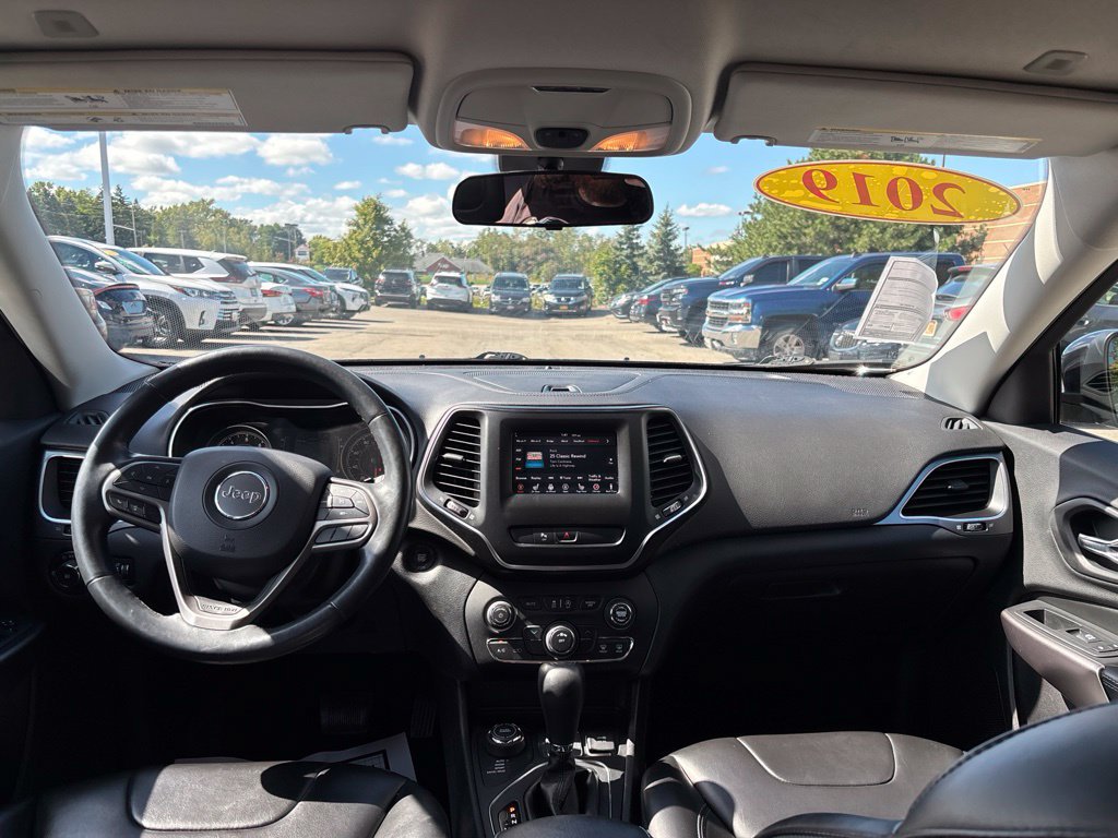 Used 2019 Jeep Cherokee Latitude Plus w/ Cold Weather Group AWD/4WD image 14