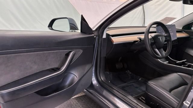 Used 2020 Tesla Model 3 Standard Range Plus RWD image 29