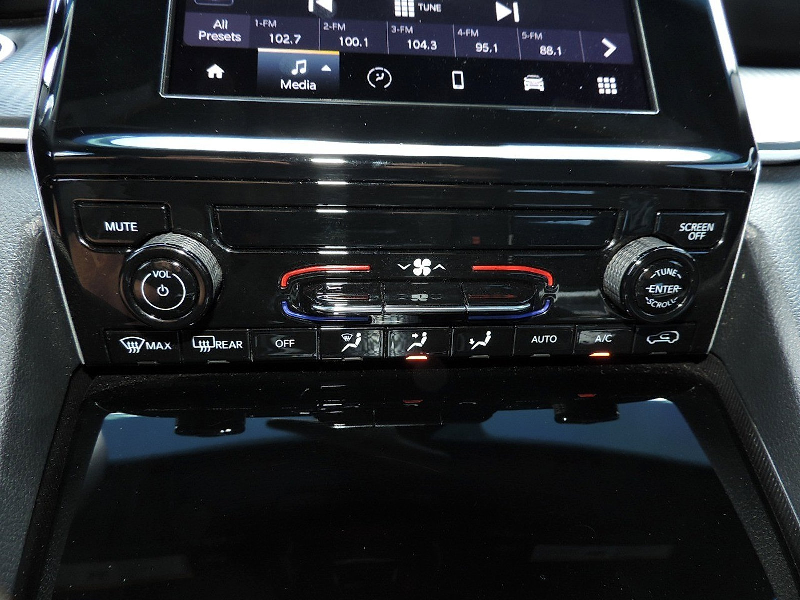 Used 2025 Jeep Grand Cherokee L Laredo RWD image 22