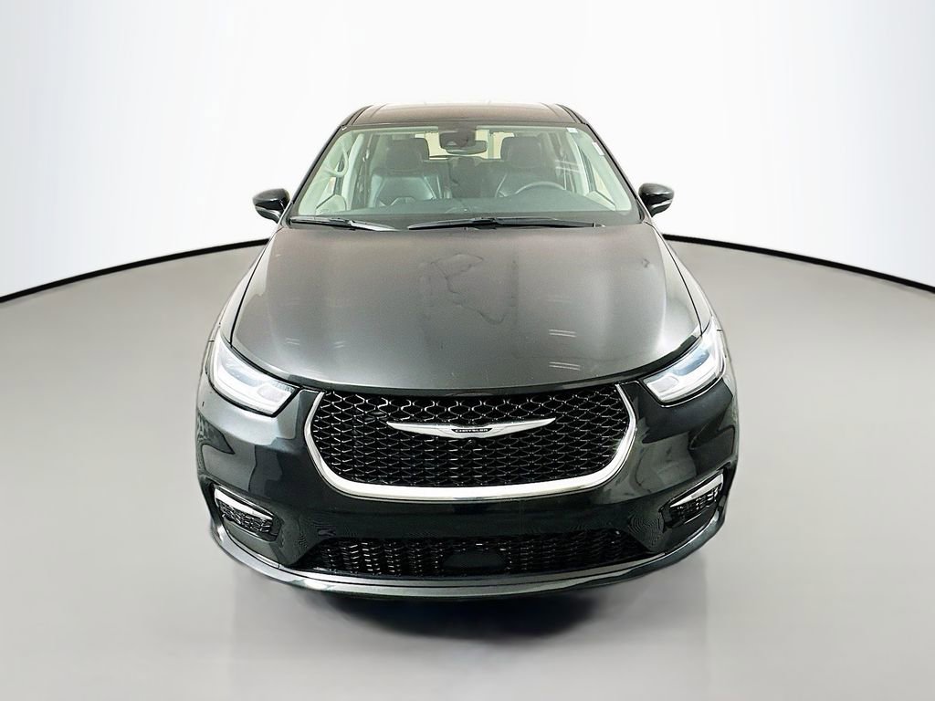 Used 2023 Chrysler Pacifica Touring-L image 2