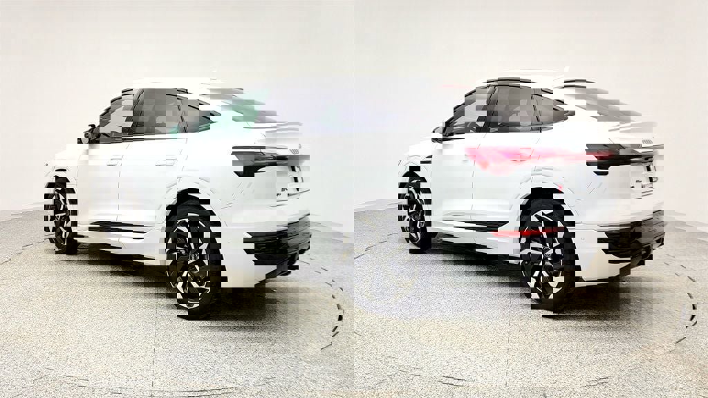 Used 2024 Audi Q8 e-tron Premium Plus image 7
