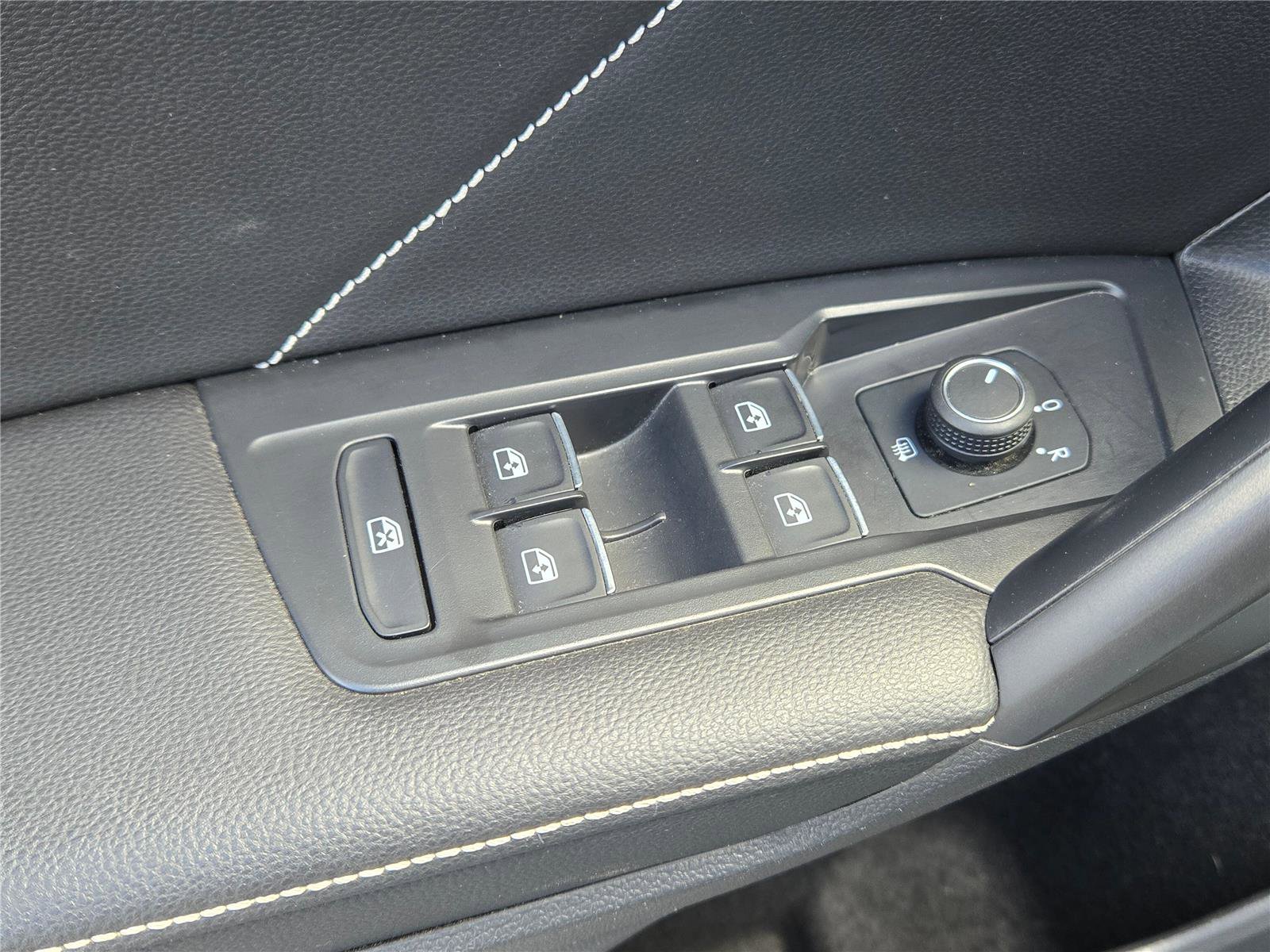 Used 2022 Volkswagen Tiguan SE R-Line image 23