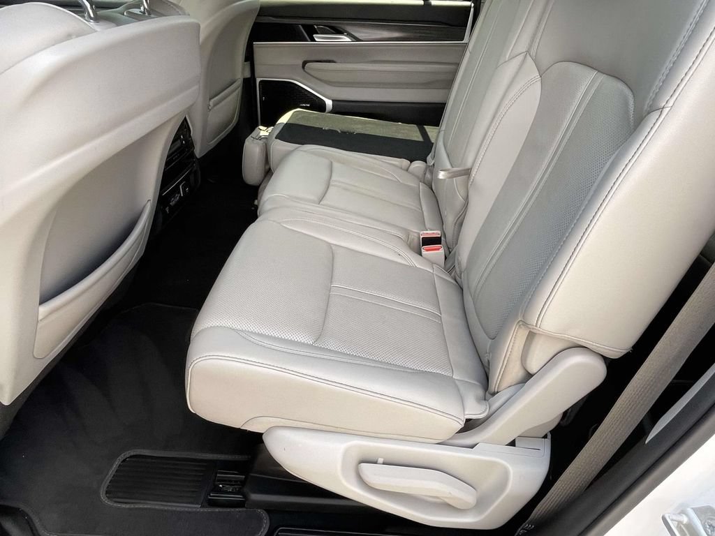 Used 2024 Jeep Wagoneer L Series II w/ Flexible Seating Group AWD/4WD image 10