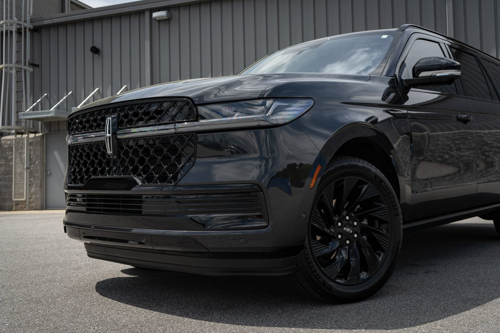 Used 2025 Lincoln Navigator L Reserve w/ Jet Appearance Package AWD/4WD image 6