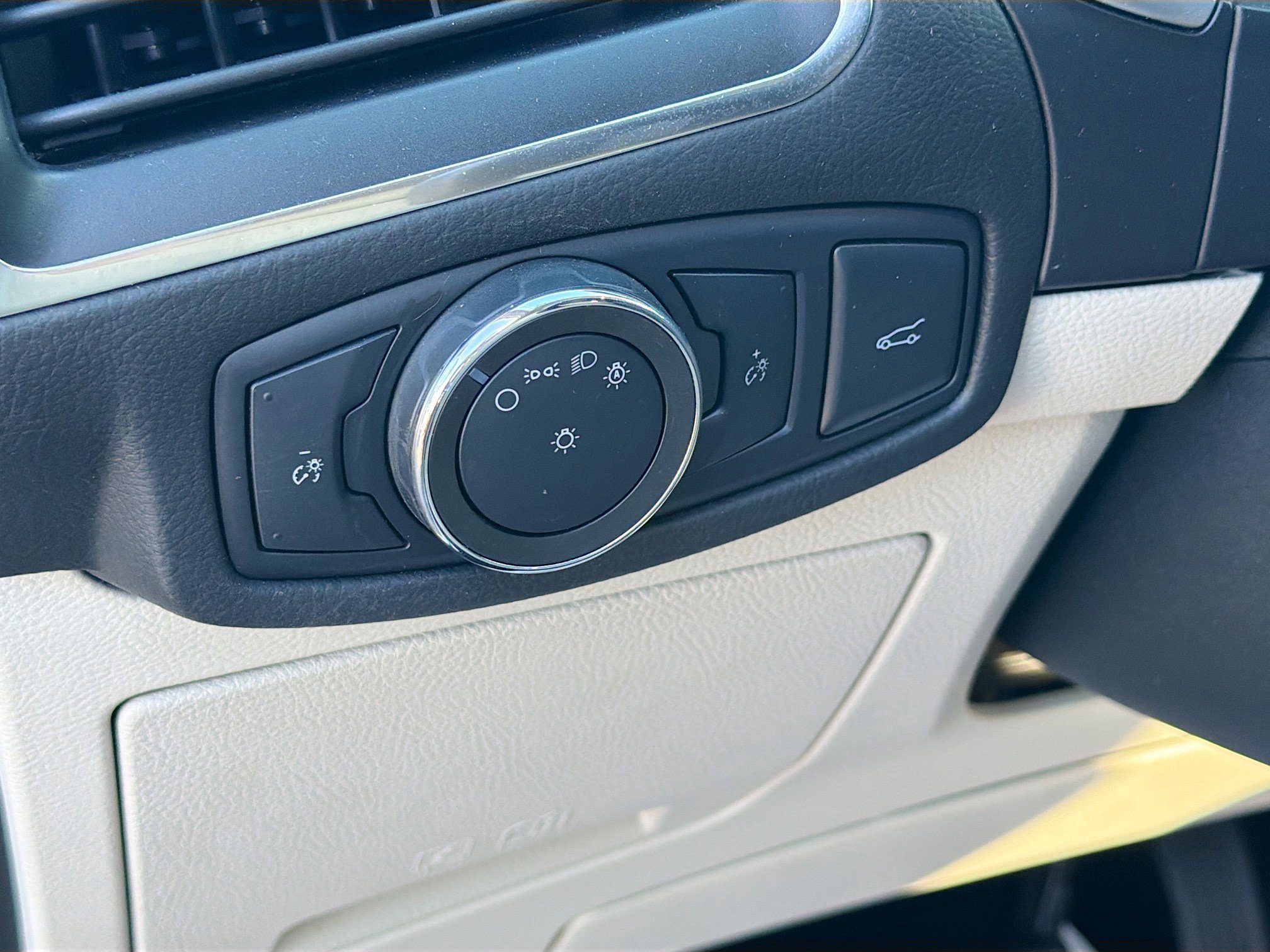 Used 2018 Ford Edge Titanium w/ Equipment Group 301A image 10