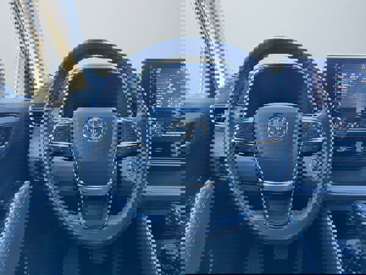 Used 2022 Toyota Highlander XLE image 11