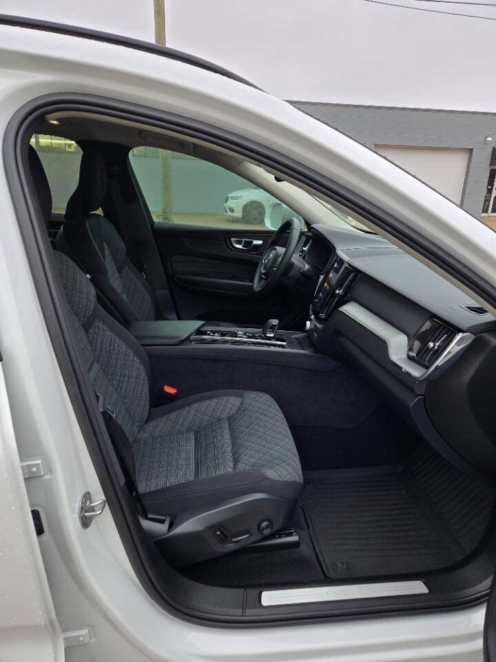 Used 2023 Volvo XC60 B5 Core image 34