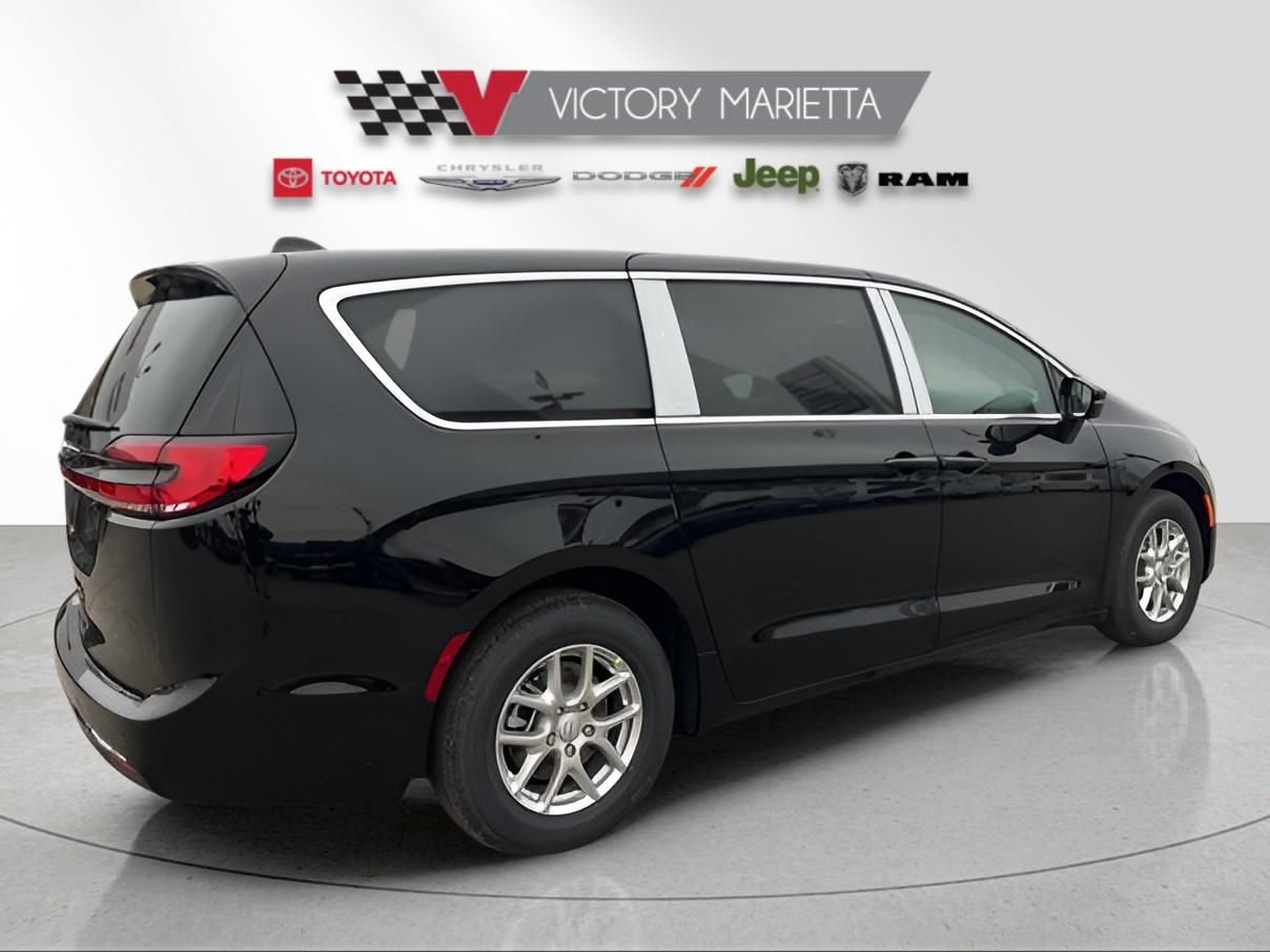 New 2026 Chrysler Pacifica Select image 4