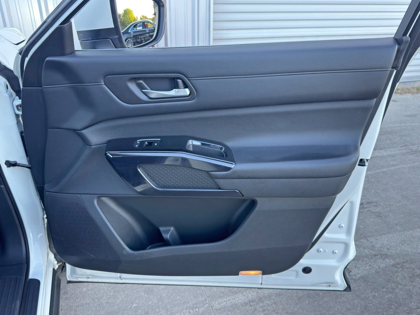 Used 2022 Nissan Pathfinder S image 39