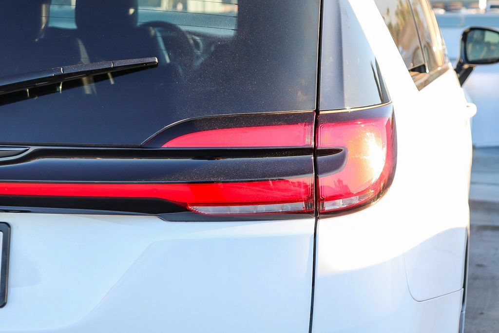 Used 2024 Chrysler Pacifica Limited FWD image 10