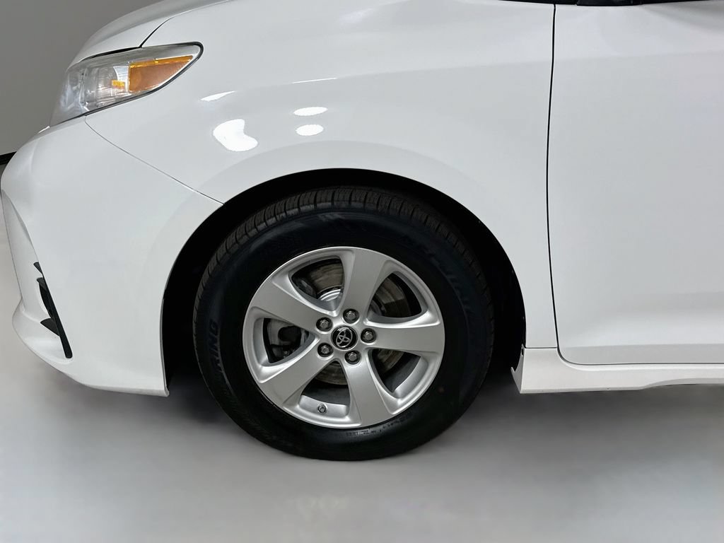 Certified 2018 Toyota Sienna LE FWD image 33