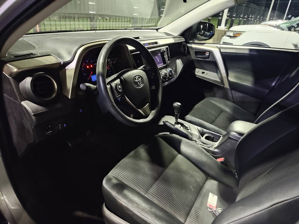 Used 2015 Toyota RAV4 LE AWD/4WD image 9