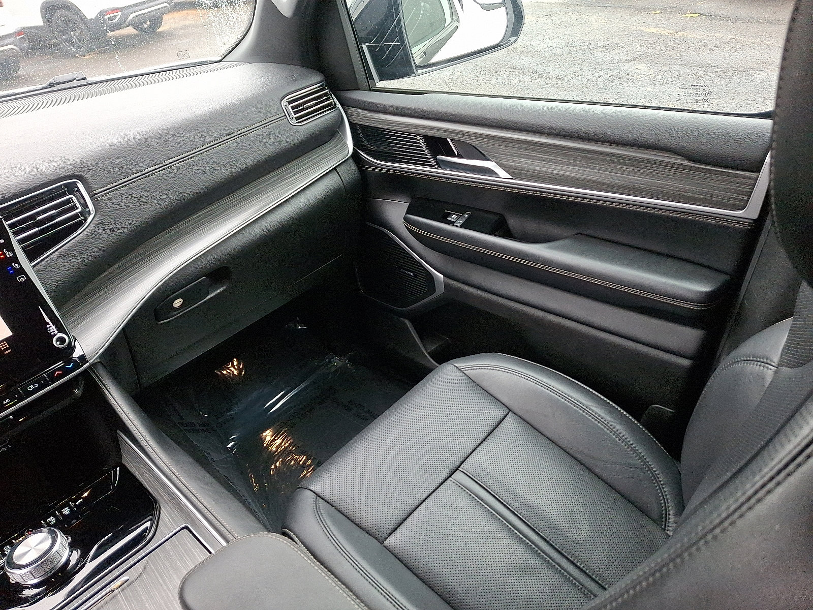 Used 2024 Jeep Wagoneer L Series II w/ Flexible Seating Group image 12