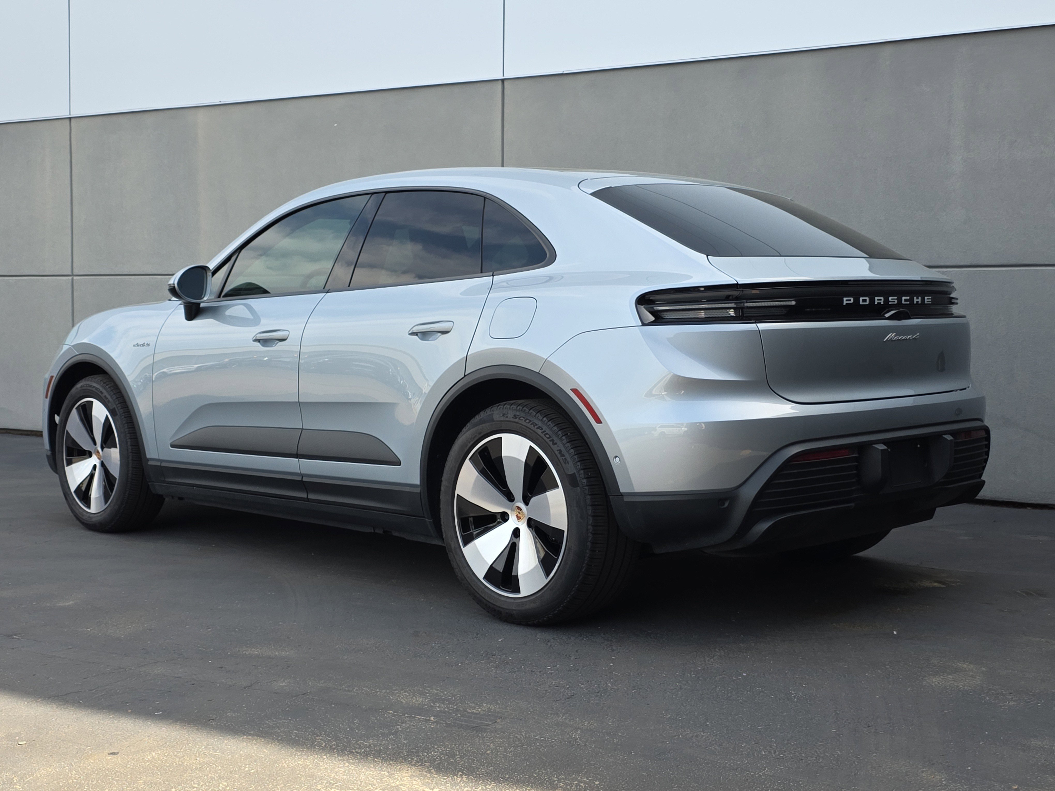 Used 2025 Porsche Macan 4 Electric AWD/4WD image 3