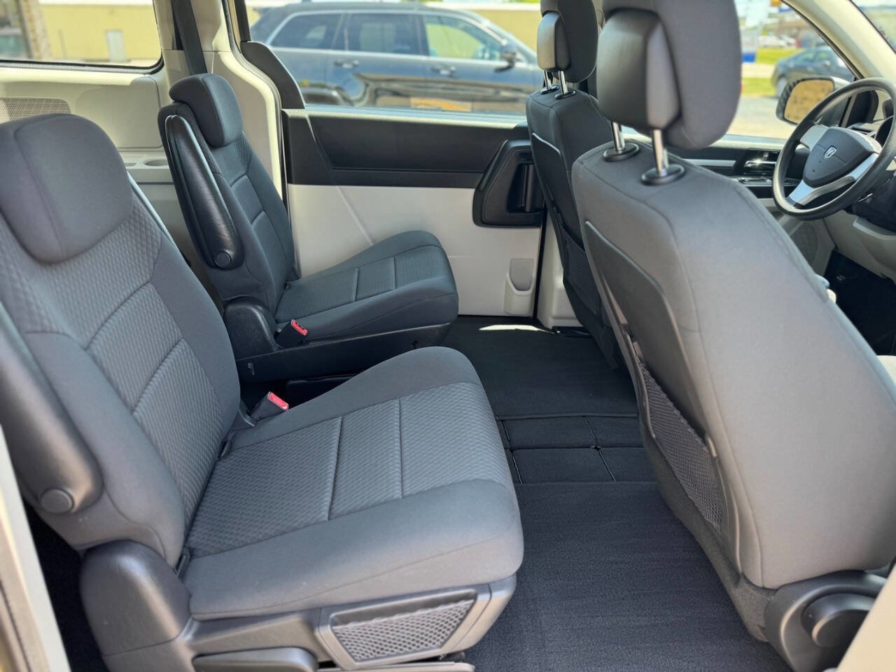 Used 2010 Dodge Grand Caravan SE image 15