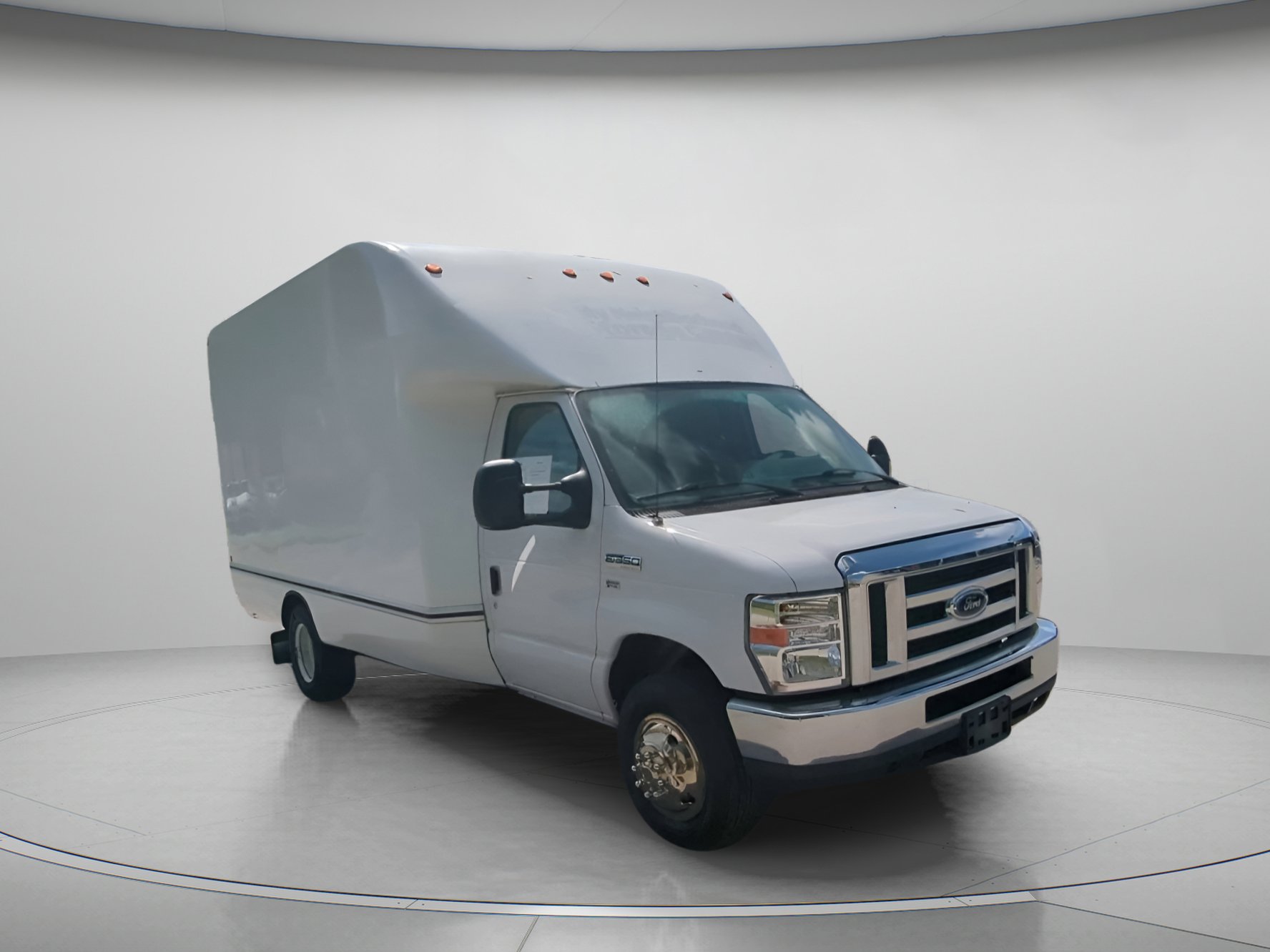 Used 2019 Ford E-350 and Econoline 350 Super Duty RWD image 2