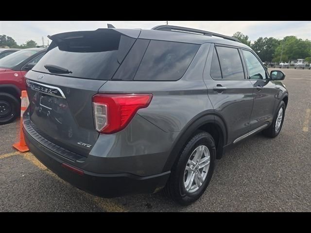 Used 2023 Ford Explorer XLT AWD/4WD image 3