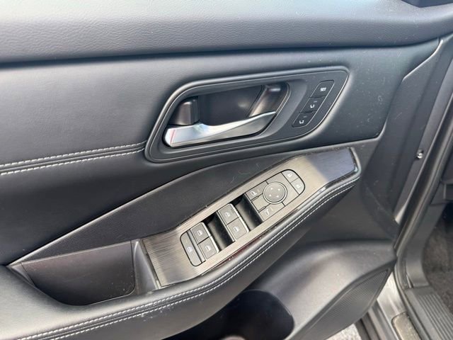 Used 2025 Nissan Rogue SL w/ Tech Package image 30