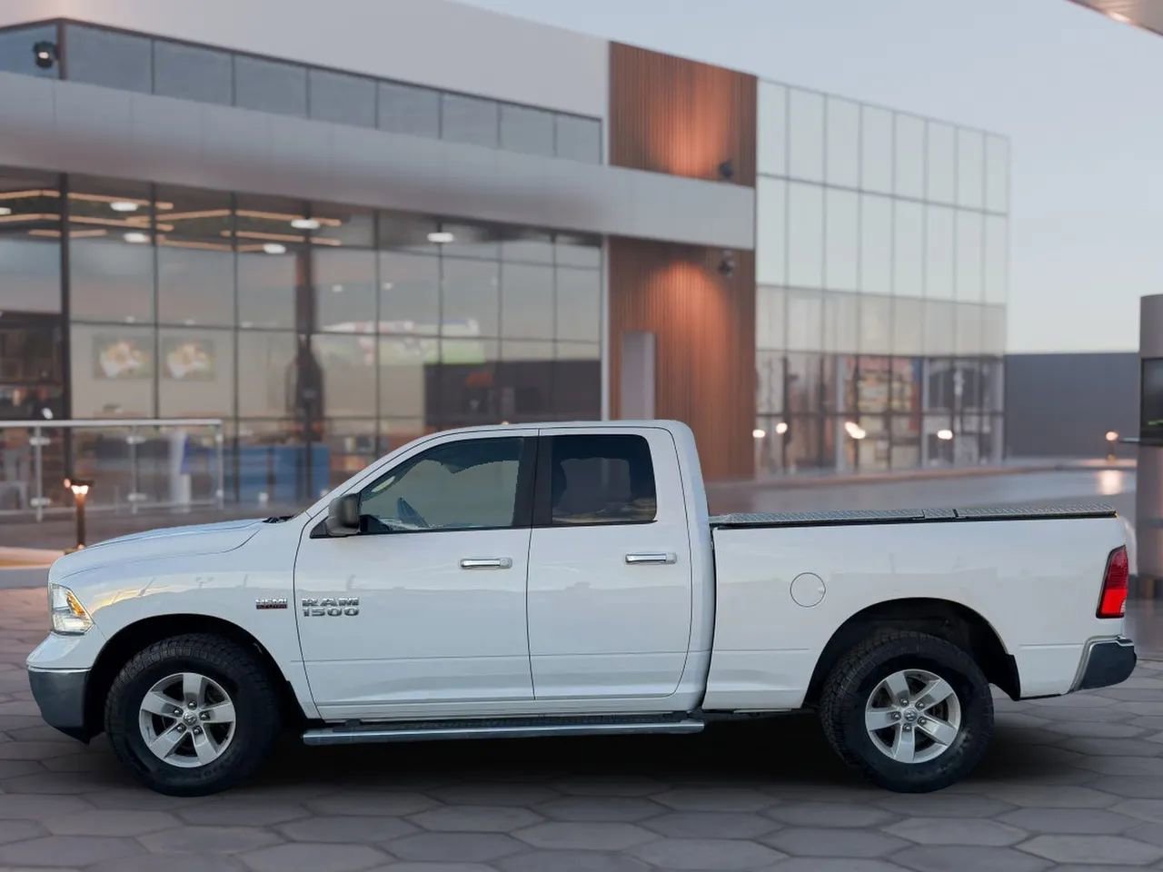 Used 2017 RAM 1500 Classic SLT AWD/4WD image 5