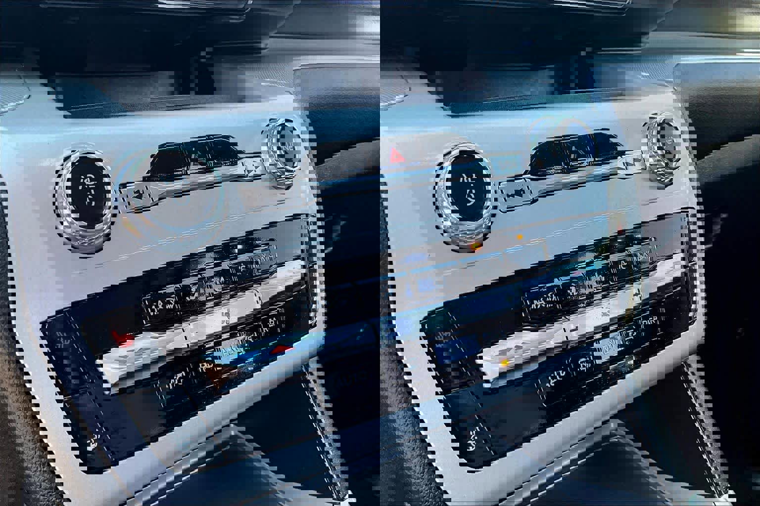 Used 2022 Ford Explorer XLT w/ Equipment Group 202A image 32