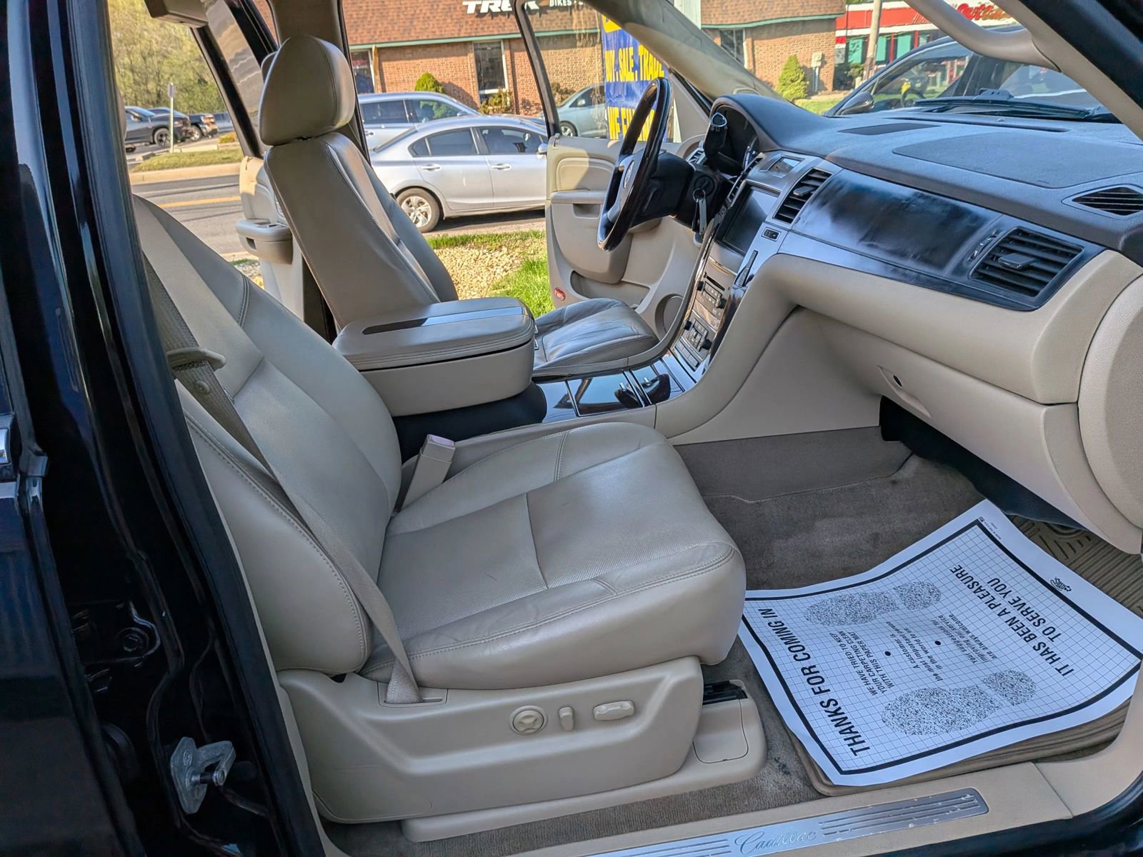Used 2011 Cadillac Escalade Premium image 40