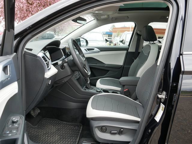 Used 2025 Volkswagen Taos SE AWD/4WD image 13