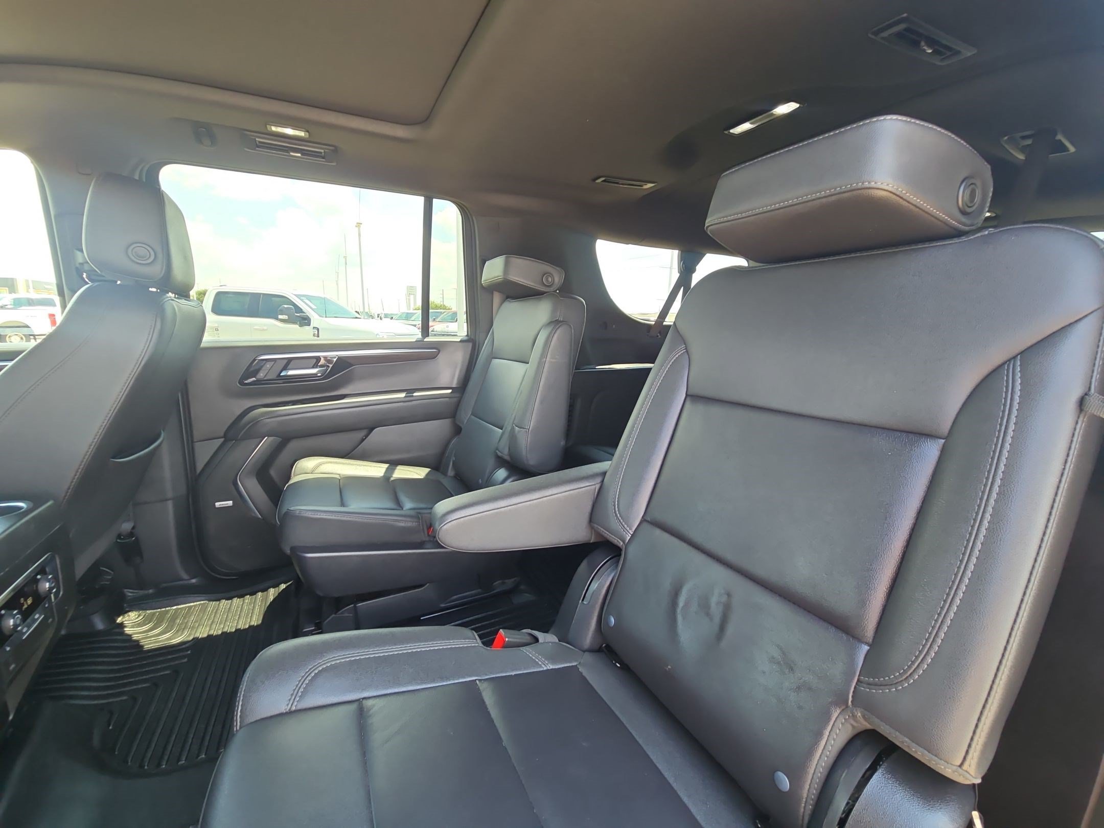 Used 2025 Chevrolet Suburban Z71 w/ Comfort Package AWD/4WD image 29