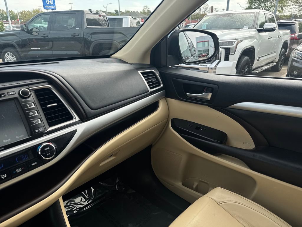 Used 2017 Toyota Highlander XLE AWD/4WD image 30