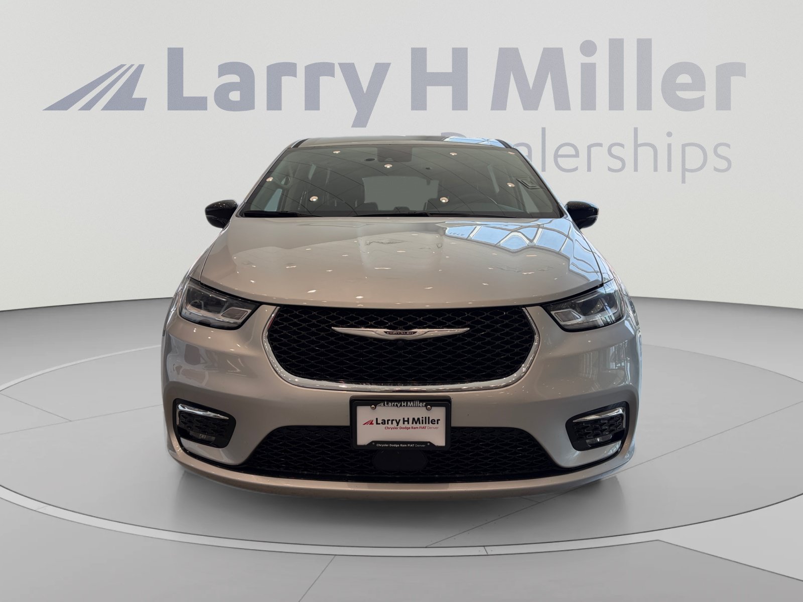 Used 2024 Chrysler Pacifica Limited FWD image 8