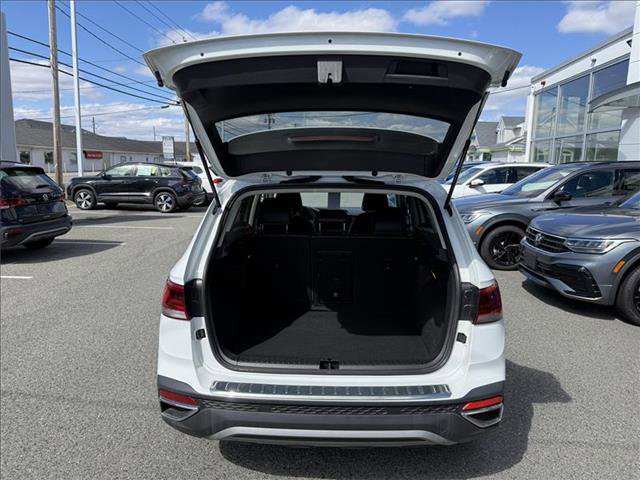 Certified 2023 Volkswagen Taos SE w/ Black Wheel Package AWD/4WD image 8