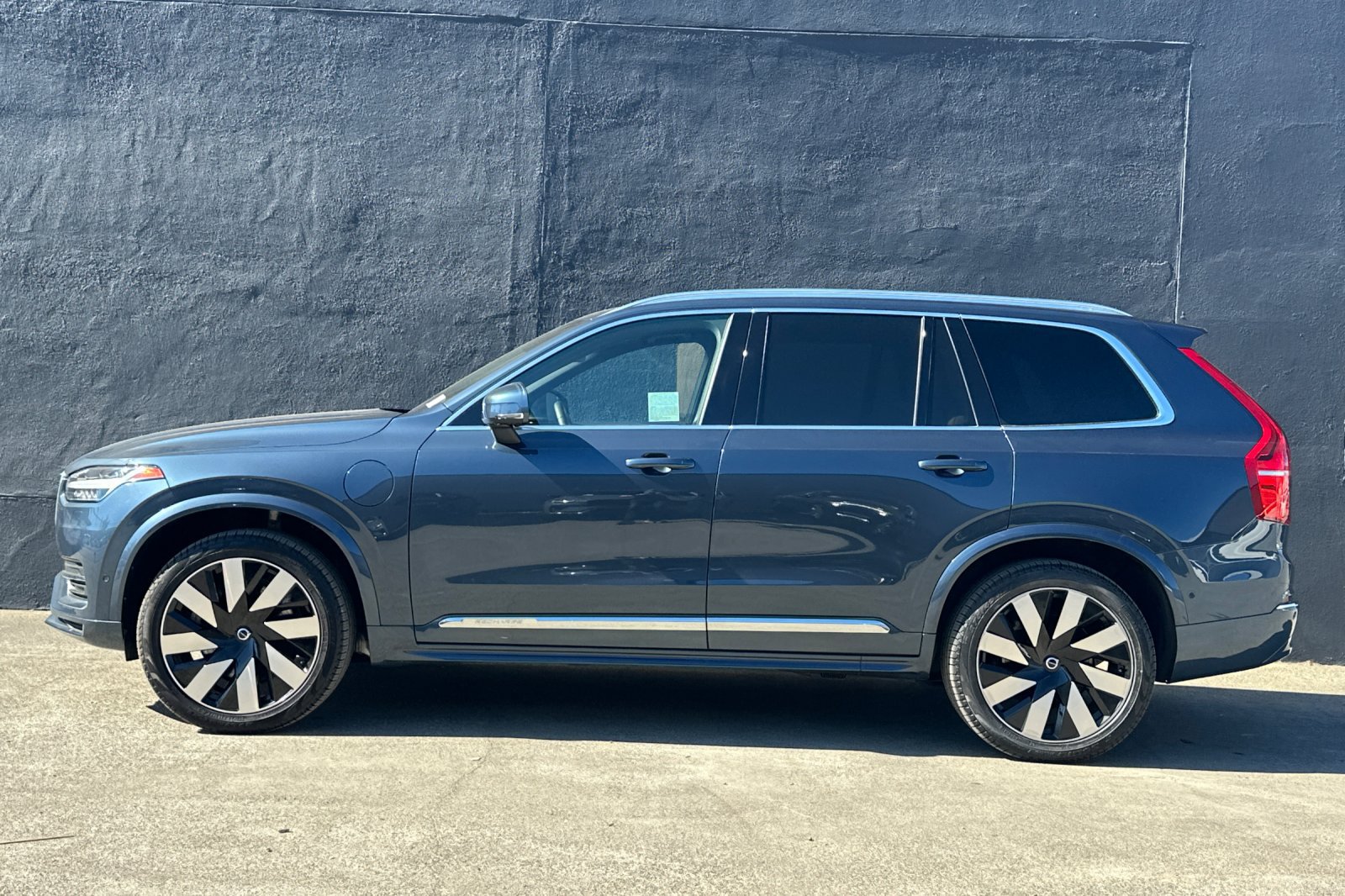 Certified 2024 Volvo XC90 T8 Ultimate w/ Protection Package AWD/4WD image 6