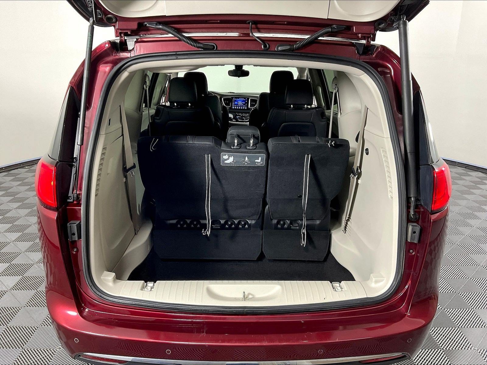 Used 2017 Chrysler Pacifica Touring-L FWD image 39