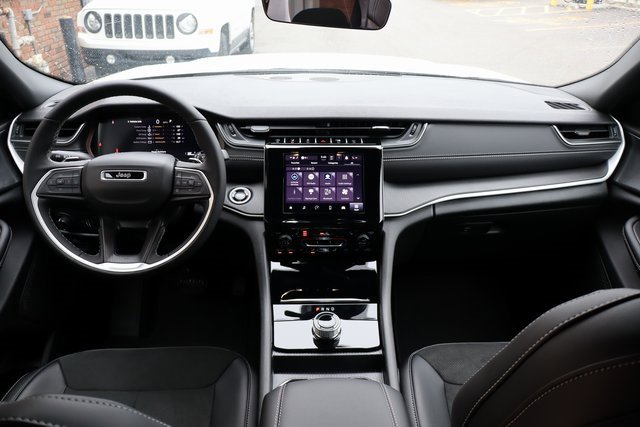 New 2025 Jeep Grand Cherokee Altitude image 37