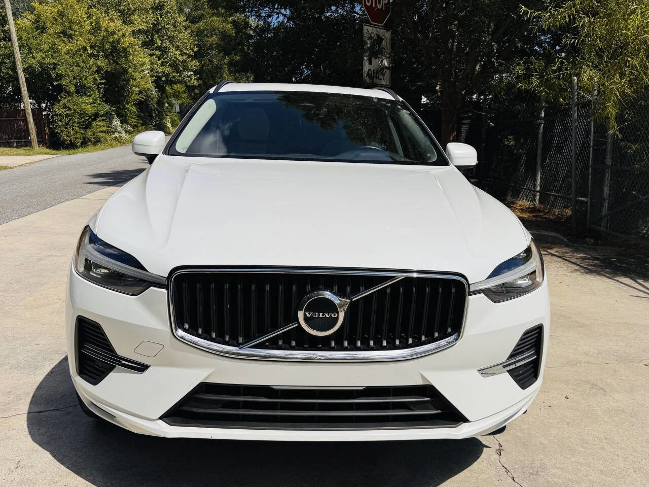 Used 2022 Volvo XC60 B5 Momentum image 2