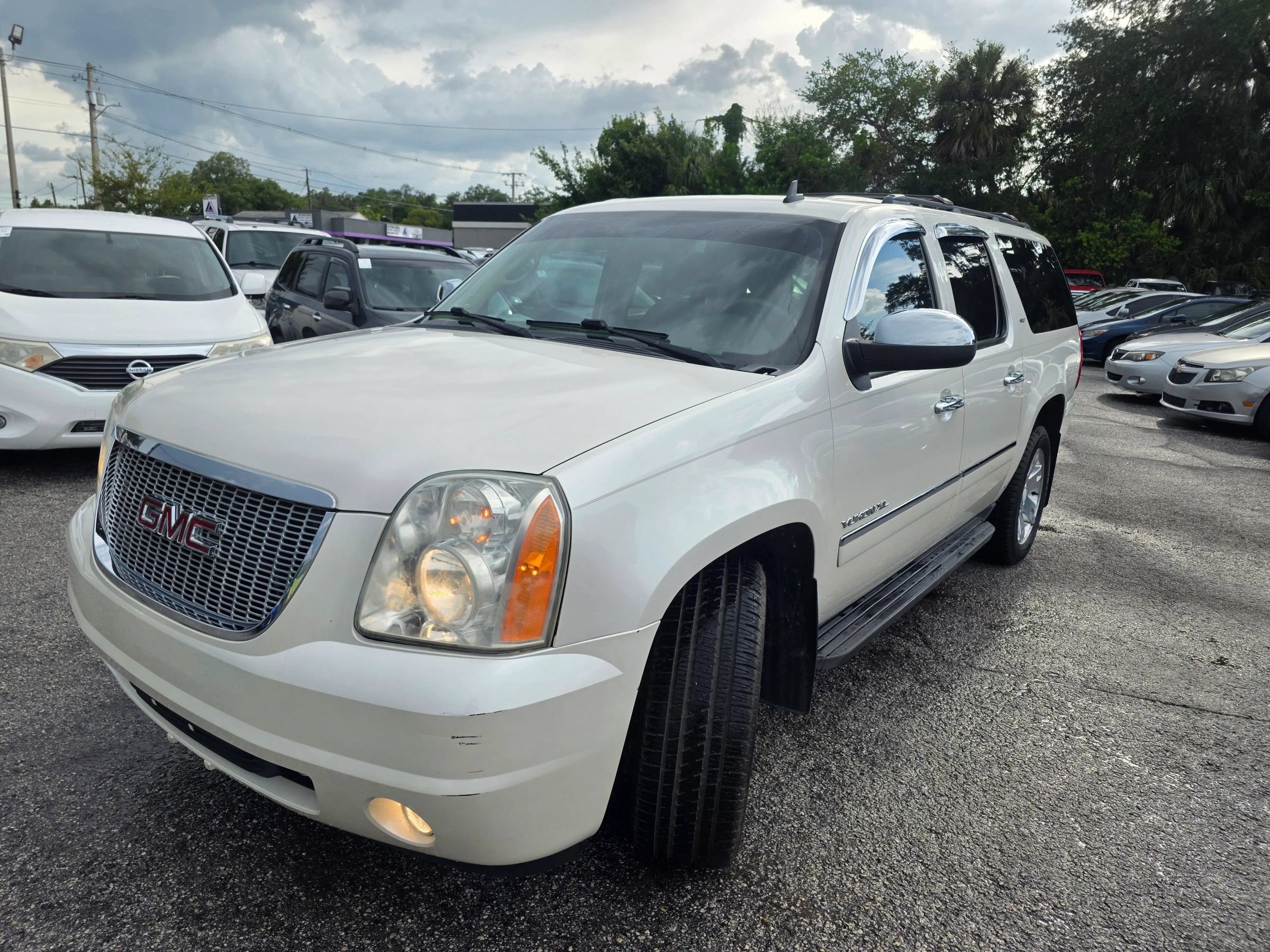 Used 2012 GMC Yukon XL SLT w/ Regional Value Package RWD image 3